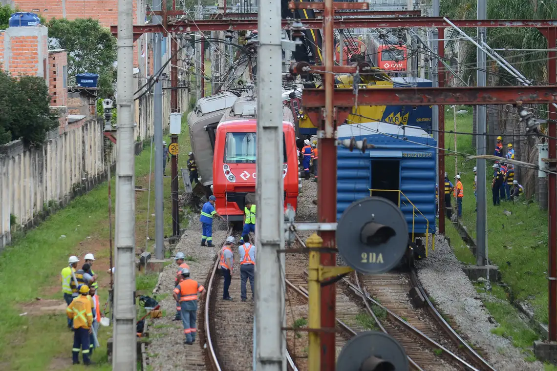 Trem descarrila na estação Itaim Paulista